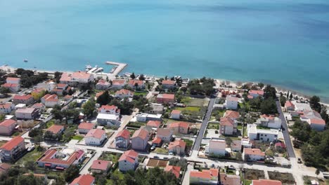 Vrsi-Mulo-In-Der-Nähe-Von-Zadar,-Kroatisches-Küstendorf-Mit-Geraden-Straßen-Und-Typischen-Häusern-Und-Luftbild