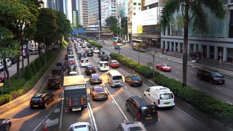 Atasco-De-Tráfico-Ocupado-En-La-Carretera-Principal-Rodeada-De-Altos-Rascacielos-Fila-Imponente-En-El-Principal-Centro-Financiero-Moderno-De-Asia-En-Hong-Kong,-China