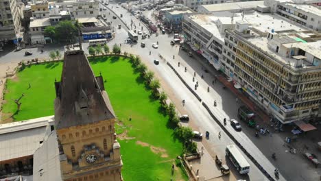 Vista-Aérea-Sobre-La-Torre-Del-Reloj-Del-Mercado-De-La-Emperatriz-Y-Los-Jardines-Verdes-En-La-Ciudad-De-Saddar