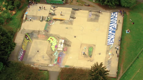 Vista-Aérea-De-Patinadores-Y-Ciclistas-De-Bmx-En-Un-Skatepark-En-El-Norte-De-Vancouver