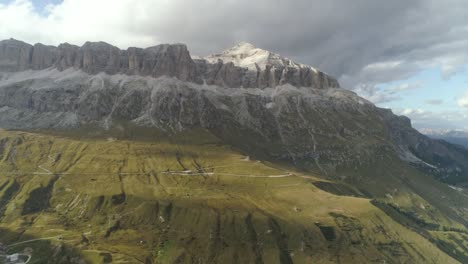 Hohe-Antenne-Von-Rauen-Berggipfeln-In-Den-Italienischen-Dolomiten-Mit-Schönen-Schatten