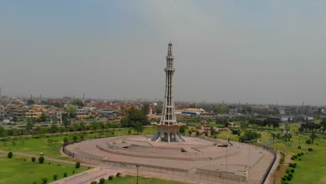 Panorama-Aéreo-Del-Monumento-Minar-E-Pakistan-En-Pakistán