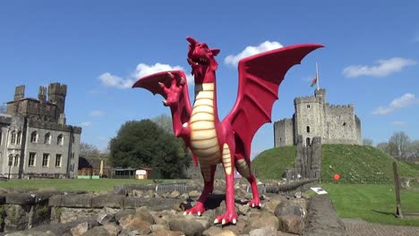 Chinesischer-Roter-Drache-Auf-Schloss-Von-Cardiff-In-Wales