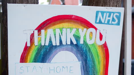 Danke-Nhs-Key-Worker-Nahaufnahme-Des-Schildes-Auf-Der-Straße-Mit-Regenbogen-Bei-Covid-Pandemie