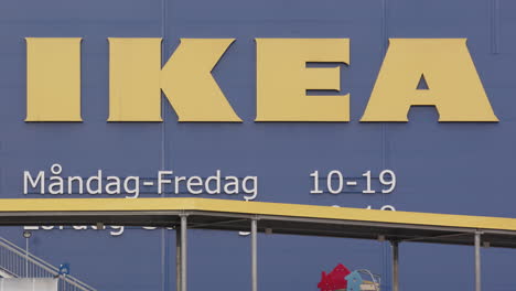 Las-Enormes-Letras-De-Ikea-Llenan-El-Marco