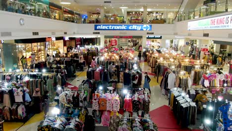 Centro-Comercial-Lleno-De-Gente-En-Magelang,-Indonesia,-Vista-Aérea-Interior