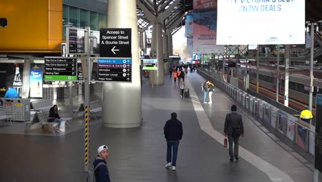 Imágenes-Del-Interior-De-La-Icónica-Ruta-De-La-Estación-De-La-Cruz-Del-Sur-De-Melbourne-Con-Letreros-De-Directorio-Y-Transeúntes-Preguntándose