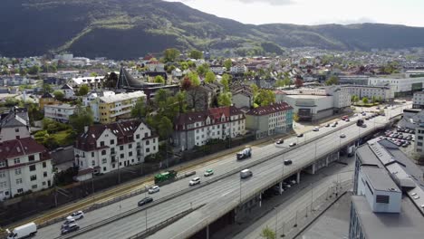 Verkehrsreiche-Norwegische-Autobahn-E39-An-Der-Kreuzung-Danmarksplass-In-Der-Stadt-Bergen