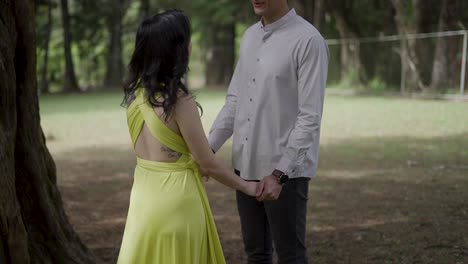 couple-face-to-face-in-love-holding-hands-and-talking-in-a-tree