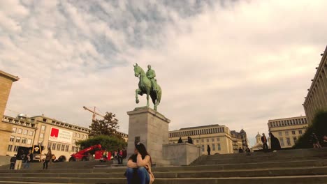 Timelapse-De-La-Biblioteca-Real-Exterior-De-Bélgica-Y-La-Estatua-Del-Rey-Albert-I