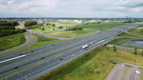 Antena-De-Tráfico-En-La-Autopista-A6-En-Los-Países-Bajos,-Filmada-En-Un-Tranquilo-Día-De-Verano