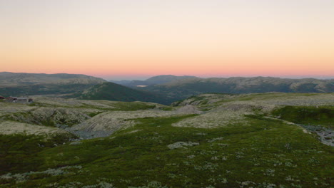 Majestuosas-Montañas-Con-Exuberante-Vegetación-Junto-Al-Río-En-El-Parque-Nacional-De-Rondane,-Noruega,-Europa