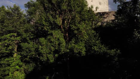 Frondosos-árboles-Revelaron-Castillo-En-Las-Montañas-Boscosas-De-Kaprun,-Austria