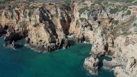 Impresionante-Antena-De-Un-Hermoso-Mar-Azul-Con-Acantilados-Erosionados-En-La-Costa