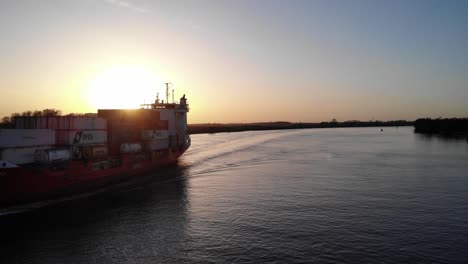 Frachtschiff-Beladen-Mit-Intermodalen-Containern,-Die-Bei-Sonnenuntergang-Auf-Der-Oude-Maas-Segeln