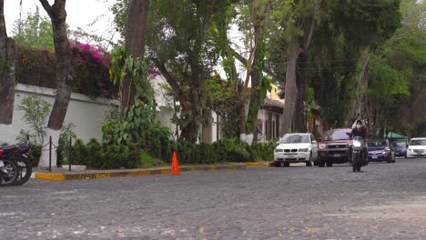 Calle-Antigua-Guatemala-Con-Carros