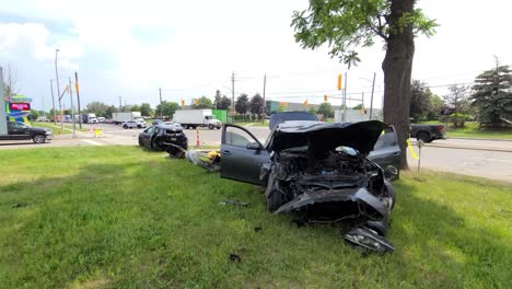 Zertrümmertes-Und-Beschädigtes-Auto-Nach-Einem-Autounfall-In-Der-Nähe-Der-Hauptstraße-In-Kanada-Brampton