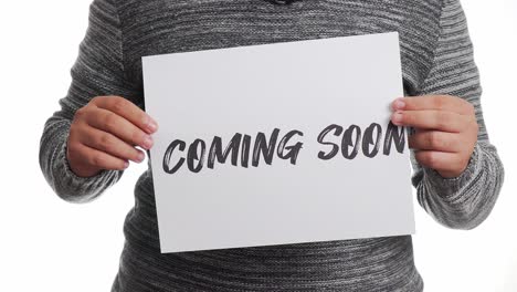 Eine-Person,-Die-Ein-Schild-Mit-Der-Aufschrift-&quot;Coming-Soon&quot;-Hält