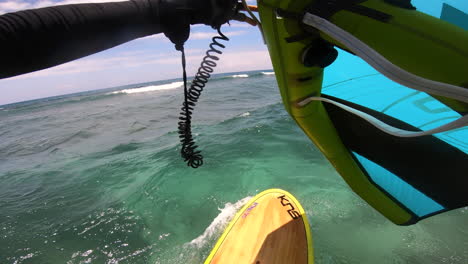 Surfeando-En-Un-Paddleboard-Amarillo-Con-Un-Hidroala-Verde-Y-Azul-Sobre-El-Océano