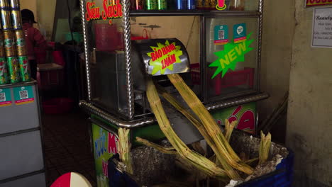 Sugarcane-juice-squeezing-machine-in-action