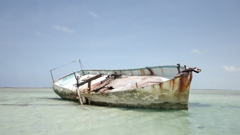 Altes-Und-Rostiges-Schiffswrack,-Umgeben-Von-Seichtem-Wasser-Tagsüber-Auf-Den-Bahamas