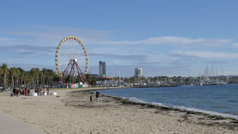 Geelong-Eastern-Beach-Waterfront-Mit-Riesigem-Riesenrad,-Zeitlupe