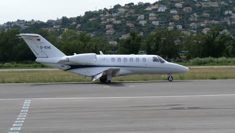 Luxus-privatjet,-Der-Auf-Asphaltiertem-Rollweg-Im-Exklusiven-Cannes,-Frankreich,-Rollt