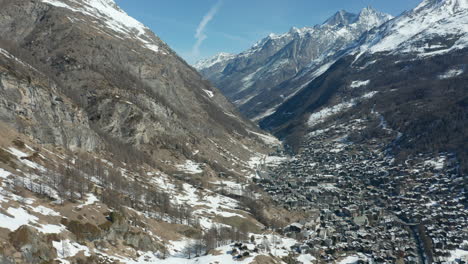 Antena-De-La-Ciudad-Suiza-De-Zermatt-En-Un-Hermoso-Valle-Rodeado-De-Montañas