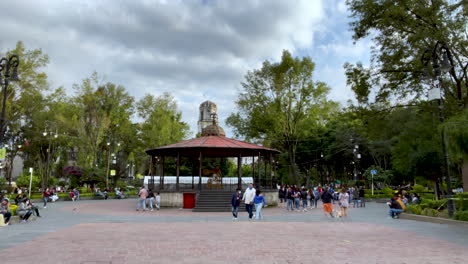 Zeitraffer-Des-Sonntagnachmittags-Auf-Dem-Hauptplatz-Von-Coyoacan,-Mexiko-Stadt