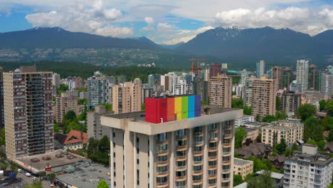 Farbenfrohe-Struktur-Auf-Dem-Dach-Des-Sandman-Suiten-Gebäudes-Im-West-End,-Vancouver,-Britisch-Kolumbien,-Kanada