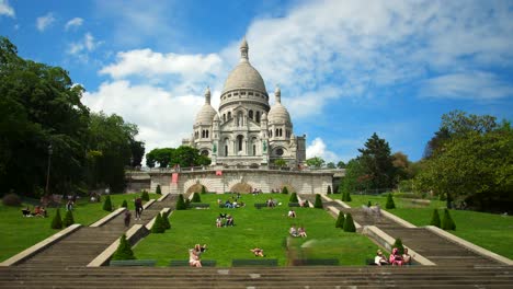 Gente-Relajándose-Frente-A-La-Basílica-Del-Sagrado-Corazón-De-París,-En-París,-Francia