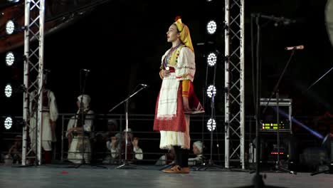 Folklore-Sängerin-In-Traditioneller-Nordmazedonischer-Kleidung,-Die-Auf-Der-Festivalbühne-Auftritt
