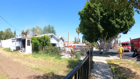 Bomberos-Salvando-La-Casa-Del-Incendio-De-La-Estructura.