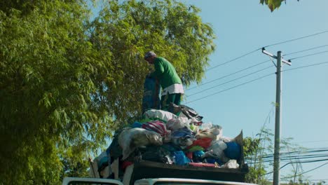 Recolector-De-Basura-Se-Encuentra-En-La-Parte-Superior-De-Un-Camión-Lleno-De-Basura