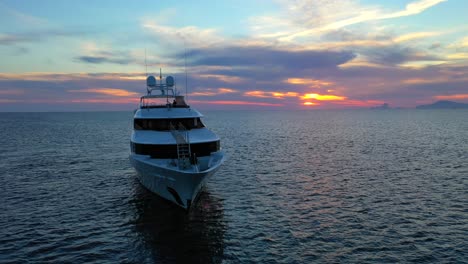 Mega-Yate-De-Lujo-Con-Vistas-Al-Mar-Al-Atardecer-Navegando-En-Ibiza,-Hermoso-Mar-Mediterráneo,-Estilo-De-Vida-De-élite-Jetset,-Toma-De-Drones-De-4k