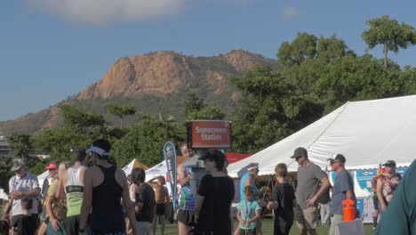 Fun-Run-Participantes-De-Pie-En-La-Estación-De-Protección-Solar---Townsville-Running-Festival-En-Queensland,-Australia
