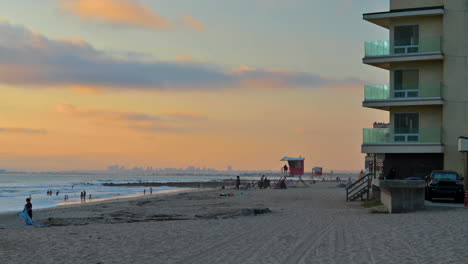 Lujoso-Hotel-Y-Resort-Frente-Al-Mar-En-Imperial-Beach,-California,-Con-Gente-Divirtiéndose-En-La-Orilla-Al-Atardecer