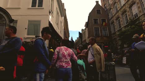 Multitud-De-Personas-Visitando-Manneken-Pis,-Histórica-Escultura-De-Fuente-De-Bronce-En-El-Centro-De-Bruselas