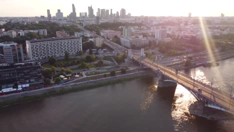 Video-De-Drones-De-Un-Puente-Junto-Al-Río-Vistula-Al-Atardecer-En-Varsovia,-Polonia