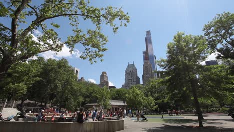 Familien-Am-Stadtbildspielplatz-Im-Central-Park-In-Manhattan,-New-York-City