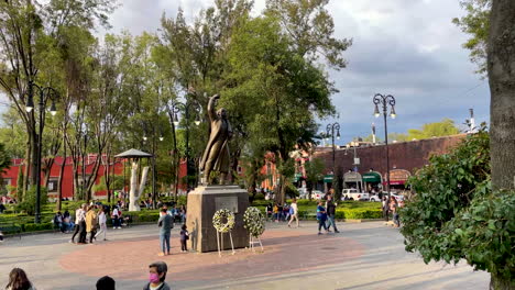 Timelapse-De-La-Estatua-De-Miguel-Hidalgo-En-El-Centro-De-Coyoacán