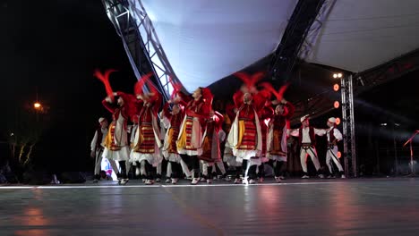 Baile-Folclórico-Realizado-Por-Un-Conjunto-De-Kosovo,-Vestido-Con-Coloridas-Ropas-Tradicionales