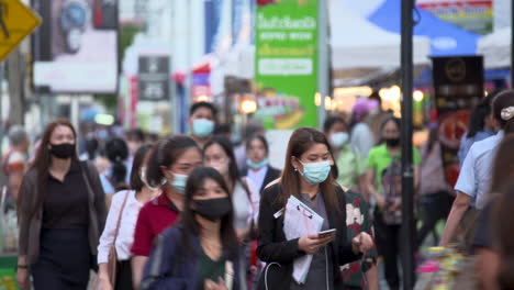 Asiaten-In-Der-Stadt,-Die-Wegen-Des-Covid-coronavirus-In-Der-öffentlichkeit-Gesichtsmasken-Tragen
