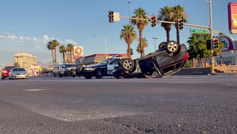 Rollover-Crash-Szene-An-Der-Kreuzung