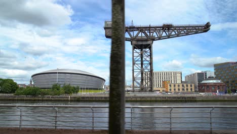 Breiter-Dolly-Von-Links-Nach-Rechts-Von-Der-Sse-Hydro-Und-Finnieston-Crane-Vom-Clyde-Walkway,-Glasgow