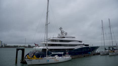 Andrey-Borodin&#39;s-Superyacht---Amaryllis-Anclado-En-Gunwharf-Quay