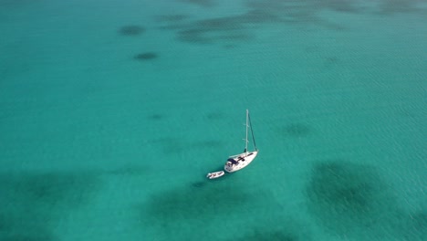Weißes-Boot,-Das-Am-Blauen-Wasser-Des-Bahamas-Strandes-Kreuzt