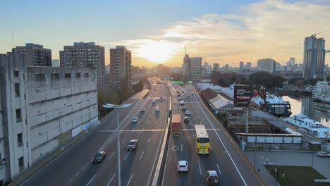 Aéreo-De-La-Carretera-Transitada-Y-El-Horizonte-De-Buenos-Aires-Al-Atardecer