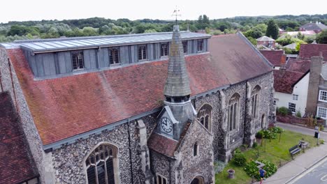 Primer-Plano-Aéreo-De-La-Antigua-Iglesia-Cristiana-En-El-Mercado-De-Needham,-El-Campanario-Y-El-Reloj-En-Una-Pequeña-Ciudad-Inglesa-Característica