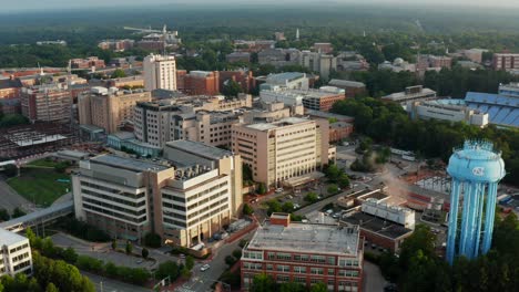 Schöne-Unc-Universität-Von-North-Carolina-Gründungsaufnahme,-Goldene-Stunde-Antenne